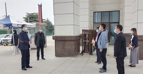 新郑市委常委、宣传部长璩鹏辉一行莅临我校调研指导疫情防控工作